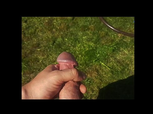 ❤️ A boazona fica com a rata rosa fodida e ejacula com um esguicho num jardim de Verão ❌ Porno vídeo em pt.hochu-sex-tomsk.ru